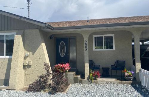 Okanagan-Similkameen Bed & Breakfast | Mountain View Villa with Saltwater Pool