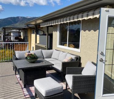 Okanagan-Similkameen Bed & Breakfast | Mountain View Villa with Saltwater Pool