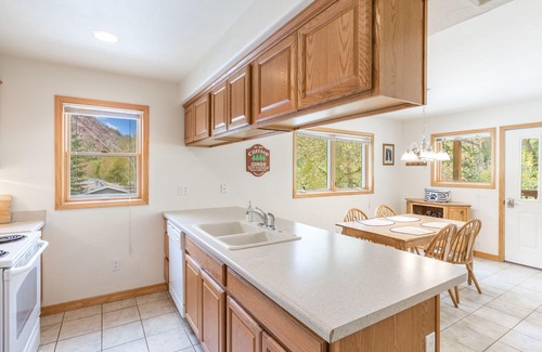 Ouray Condo | Mountain Views-Across from River Walk Trail-Pet-friendly