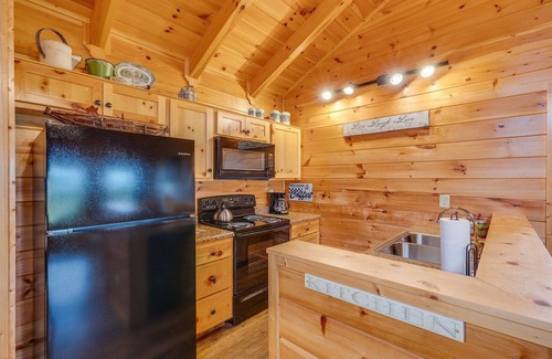 Gatlinburg - Pigeon Forge Cabin | Mountain views and a cozy hot tub! - Always