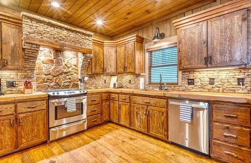 Blue Ridge Cabin | Mountain views and close to Downtown Blue Ridge!