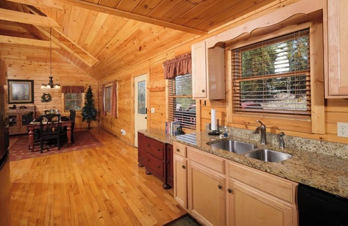 Gatlinburg Cabin | Mountain views and hot tub soaks! - Bear Tracks