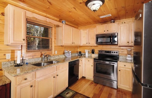 Gatlinburg Cabin | Mountain views and hot tub soaks! - Bear Tracks