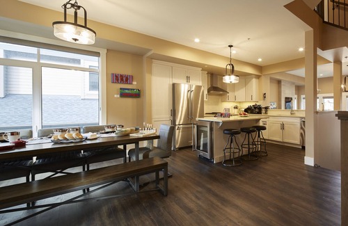Canmore House | Mountain Views! Art! Luxurious 5Brs/4.5Ba Townhome, Hot Tub, Canmore for 12