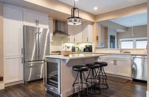 Canmore House | Mountain Views! Art! Luxurious 5Brs/4.5Ba Townhome, Hot Tub, Canmore for 12