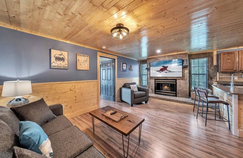 Caton Apartment | Mountain Views at Dolly's Castle 2