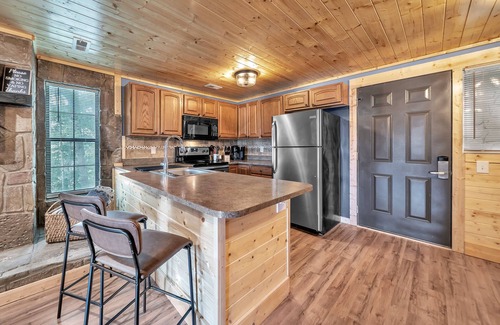 Caton Apartment | Mountain Views at Dolly's Castle 2