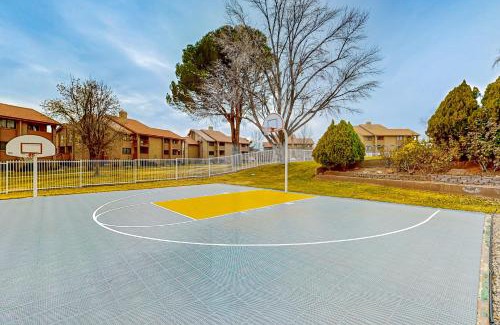 St. George Apartment | Mountain Views at the Village