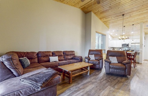 Torreon House | Mountain Views, Cozy Comfort, and Snowbird Bliss – Your Perfect Show Low Getaway