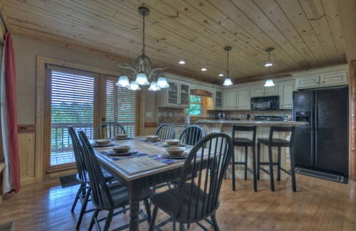 Blue Ridge Cabin | Mountain Views! Firepit! Hot Tub! Unwind, Unplug, Explore! Near the Toccoa River