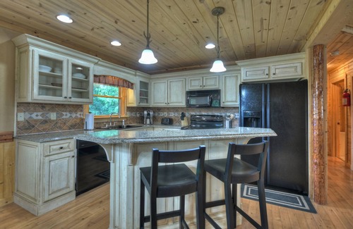 Blue Ridge Cabin | Mountain Views! Firepit! Hot Tub! Unwind, Unplug, Explore! Near the Toccoa River