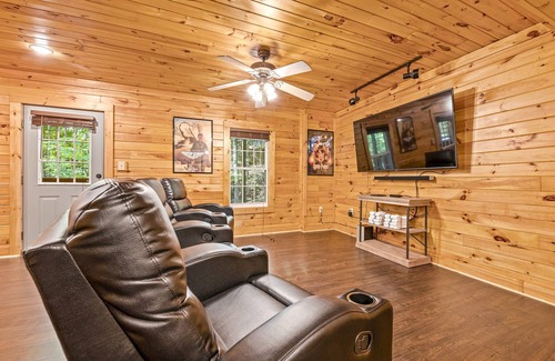 Gatlinburg - Pigeon Forge Cabin | Mountain Views | Hot Tub | Game Room | Theater | 2 Kings