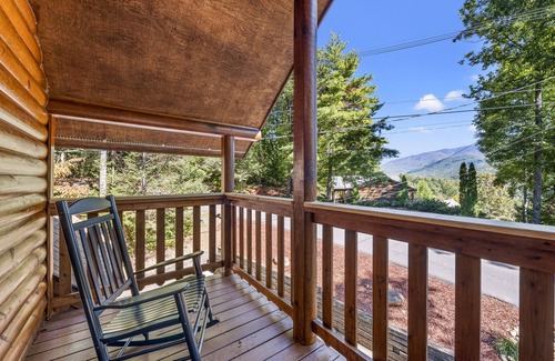Gatlinburg - Pigeon Forge Cabin | Mountain Views | Hot Tub | Game Room | Theater | 2 Kings
