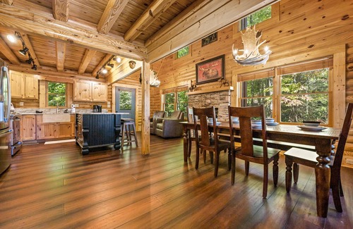 Gatlinburg - Pigeon Forge Cabin | Mountain Views | Hot Tub | Game Room | Theater | 2 Kings