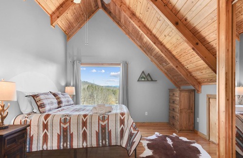 Dahlonega Cabin | Mountain Views! Hot Tub&River Access*Firepit+Games