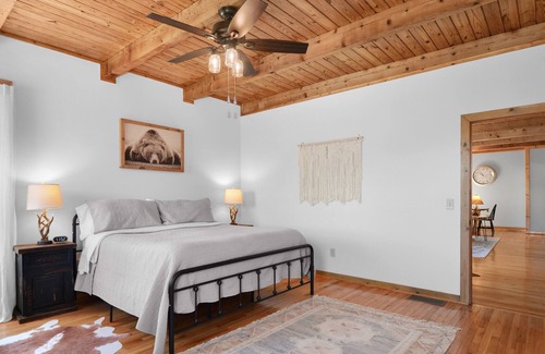Dahlonega Cabin | Mountain Views! Hot Tub&River Access*Firepit+Games