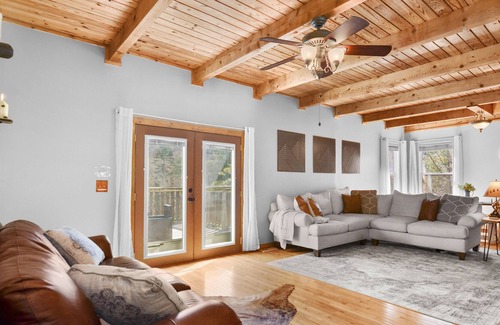 Dahlonega Cabin | Mountain Views! Hot Tub&River Access*Firepit+Games