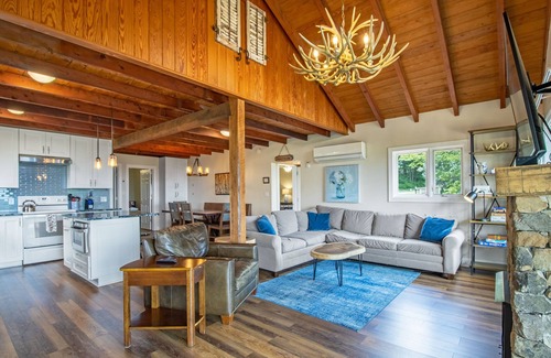 Stanley House | Mountain Views, Hot tub, Firepit, & Pool Table!
