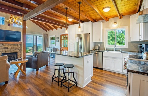 Stanley House | Mountain Views, Hot tub, Firepit, & Pool Table!