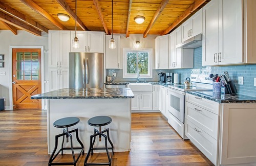 Stanley House | Mountain Views, Hot tub, Firepit, & Pool Table!