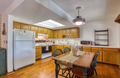Maggie Valley House | Mountain views in Maggie Valley Country Club Estates