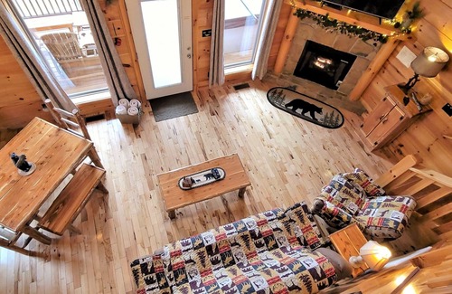 Gatlinburg - Pigeon Forge Cabin | Mountain Views! Minutes to Downtown, LED Hot Tub, Custom Grill Area, WiFi