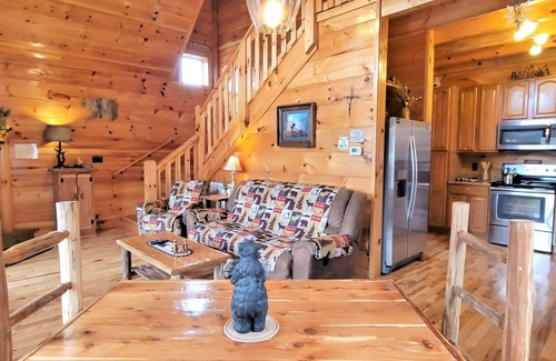 Gatlinburg - Pigeon Forge Cabin | Mountain Views! Minutes to Downtown, LED Hot Tub, Custom Grill Area, WiFi