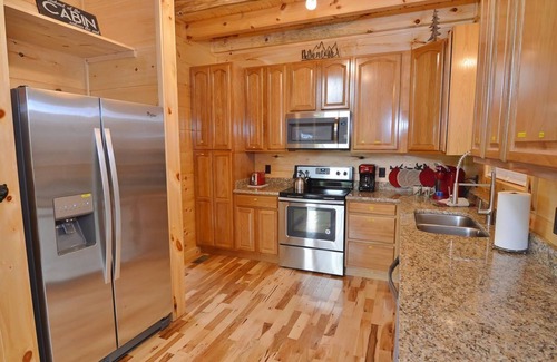 Gatlinburg - Pigeon Forge Cabin | Mountain Views! Minutes to Downtown, LED Hot Tub, Custom Grill Area, WiFi