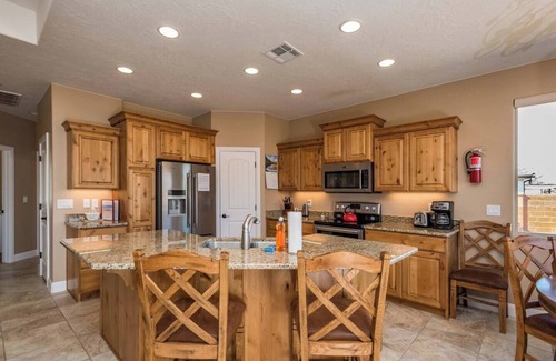 La Verkin House | Mountain Views Near Zion - Wifi - Self Checkin/Out - Outdoor Fire Pit & Grill