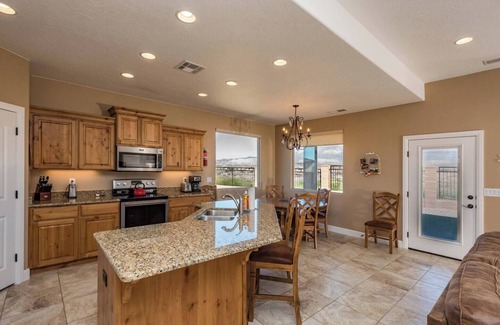 La Verkin House | Mountain Views Near Zion - Wifi - Self Checkin/Out - Outdoor Fire Pit & Grill
