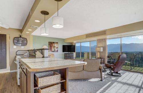 Southeast Colorado Springs Apartment | Mountain Views From L-Shaped Terrace