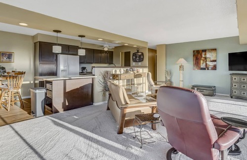 Southeast Colorado Springs Apartment | Mountain Views From L-Shaped Terrace