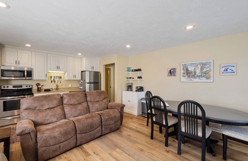 Boyne Falls Condo | Mountain Villa Condo | Short Walk to Slopes | Community Pool | 3 Bedroom