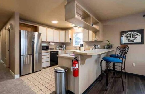 Fairview Apartment | Mountain Vista Penthouse Huge 2BR w/views+jet tub