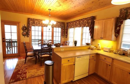 Cashiers Condo | Mountain walk-in level condo!