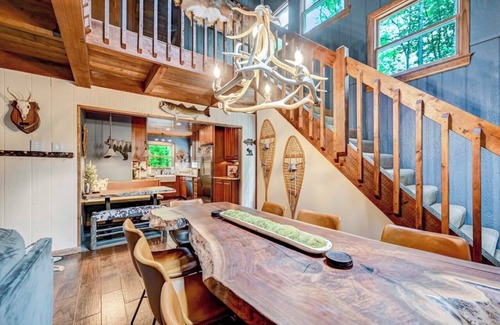 Pocono Pines House | MountainMama~ Lake Naomi cabin~sleeps 8 w/Lake Access Kayaks