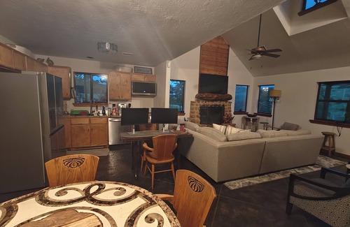 Medicine Park Cabin | Mountainside cabin in Medicine Park-stunning views-borders Ft. Sill-Sleeps 16