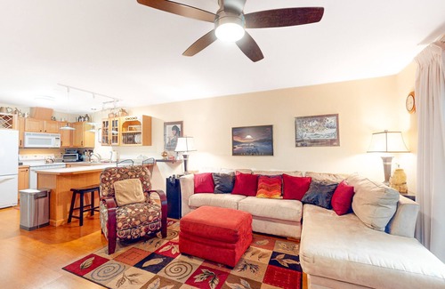 Alyeska Condo | Mountainside condo with grill, gas fireplace, W/D, & board games - walk to lifts
