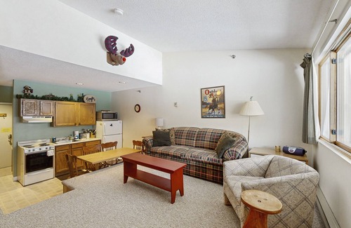 Sunday River Area Condo | Mountainside condo with ski-in/ski-out access, hot tub & heated pool