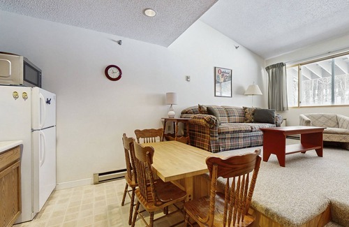 Sunday River Area Condo | Mountainside condo with ski-in/ski-out access, hot tub & heated pool
