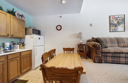 Sunday River Area Condo | Mountainside condo with ski-in/ski-out access, hot tub & heated pool