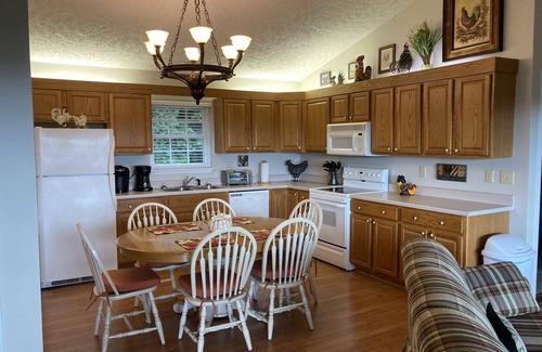 Blowing Rock Cottage | Mountainside Cottage! Great Views, Close to Appalachian Ski Mtn, Free WiFi!