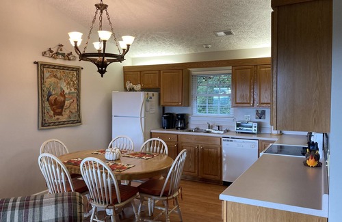 Blowing Rock Cottage | Mountainside Cottage! Great Views, Close to Appalachian Ski Mtn, Free WiFi!