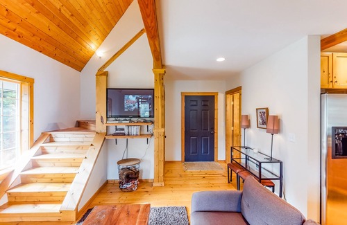 Snoqualmie Pass House | Mountainside home with a private deck, balcony, bright interior & foosball