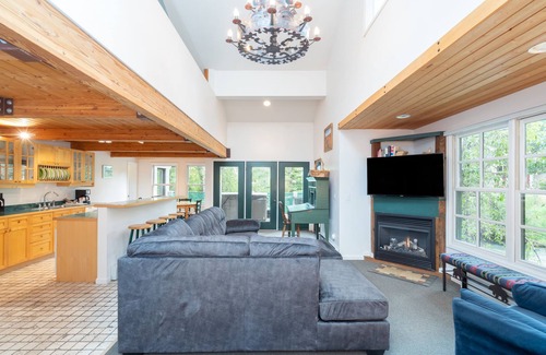Telluride Condo | Mountainside Inn 3-Bedroom Condo With Private Hot Tub on the River