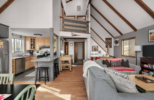 Berkeley Springs Ski Chalet | Mountainside w/Fireplace, Fire Pit, Deck, & WiFi