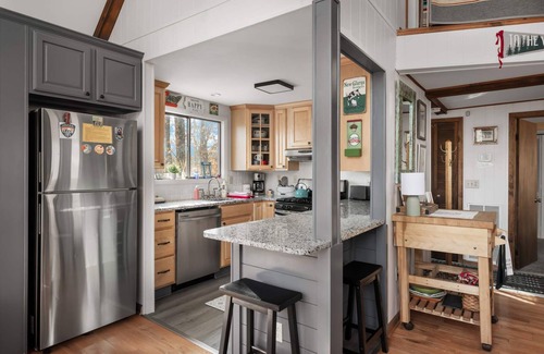 Berkeley Springs Ski Chalet | Mountainside w/Fireplace, Fire Pit, Deck, & WiFi