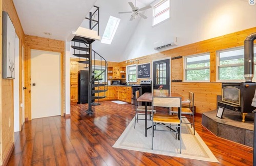 Kirby Cabin | Mountaintop 2-bedroom cabin with outdoor soaking tub, Starlink, firepit, hammock