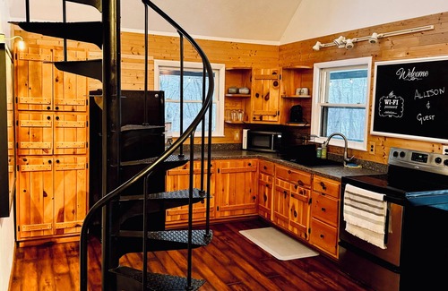 Kirby Cabin | Mountaintop 2-bedroom cabin with outdoor soaking tub, Starlink, firepit, hammock