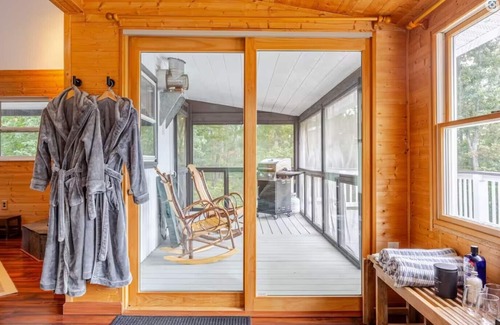 Kirby Cabin | Mountaintop 2-bedroom cabin with outdoor soaking tub, Starlink, firepit, hammock
